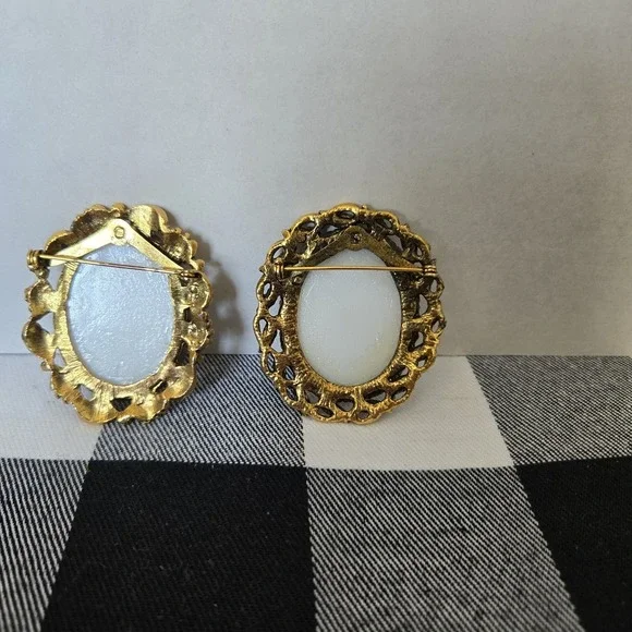 Lot of 2 Gold Tone Metal Framed Victorian Inspired Brooches of Female Subjects - Picture 4 of 11